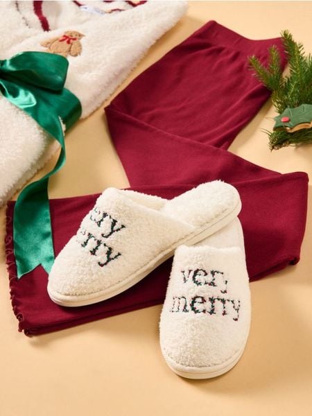 Ciepłe kapcie z motywem świątecznym - kremowy. Białe kapcie damskie Sinsay. Za 25.99 zł.