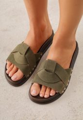 Zielone Klapki z Przeplatanymi Paskami i Nitami przy Podeszwie Marivyn. Zielone klapki damskie Born2be, bez wzorów, bez obcasa, na płaskiej podeszwie, bez zapięcia. Za 79.99 zł.