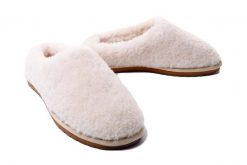 EMU AUSTRALIA JoyTeddy W12583 natural, klapki damskie. Brązowe klapki damskie EMU Australia, bez wzorów, ze skóry, bez obcasa, bez zapięcia. Za 399.90 zł.