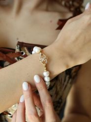 L'Atelier de Gaia Pozłacana bransoletka z cyrkoniami i perłami rozmiar: onesize. Białe bransoletki damskie L'Atelier de Gaia, pozłacane. Za 58.00 zł.