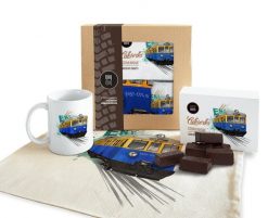 EN57 — paczka (Zawartość paczki: koszulka, torba, kubek, słodycze; Rozmiar koszulki / bluzy: S (damska); Kolor koszulki / bluzy: biały; Rodzaj nadruku. Białe koszulki damskie nikiniki, s, bez wzorów, z bawełny, bez kołnierzyka, bez ramiączek. Za 169.00 zł.