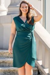Sukienka ekskluzywna modna z marszczeniem na boku FLORENCE butelkowa zieleń. Zielone sukienki damskie KARKO, bez wzorów, z elastanu, eleganckie, bez ramiączek. Za 289.50 zł.