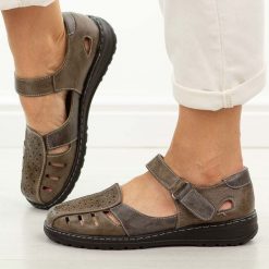 Brązowe zakryte sandały damskie Unisoft 9955. Brązowe sandały damskie Jezzi, bez wzorów, ze skóry, z okrągłym noskiem, bez obcasa, na płaskiej podeszwie, bez zapięcia. Za 149.00 zł.