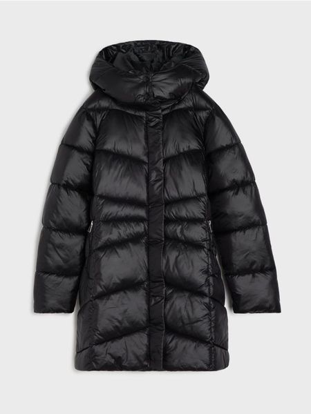 Długa pikowana kurtka z odpinanym kapturem - czarny. Czarne kurtki damskie Sinsay, l, bez wzorów. Za 89.99 zł.