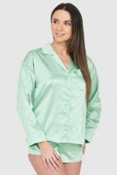 JUICY COUTURE Zielona satynowa koszula piżamowa w logo. Zielone piżamy damskie Juicy Couture, bez wzorów, z satyny, bez ramiączek. W wyprzedaży za 199.99 zł.