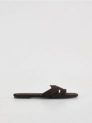 Skórzane klapki - ciemnobrązowy. Brązowe klapki damskie Reserved, bez wzorów, ze skóry, bez obcasa, bez zapięcia. Za 149.99 zł.