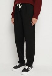 Czarne Spodnie Bawełniane w Stylu Mom Fit ze Sznurkiem Adenelle. Czarne spodnie materiałowe damskie Born2be, bez wzorów, z bawełny. Za 69.99 zł.