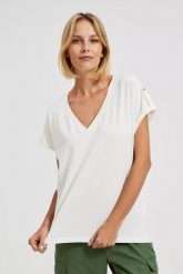T-shirt z dekoltem w serek biały damski. Białe t-shirty damskie MOODO, bez wzorów, bez kołnierzyka. W wyprzedaży za 27.49 zł.