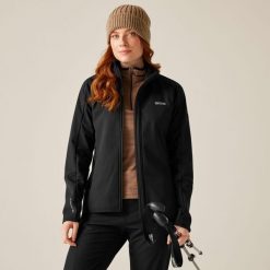 Kurtka damska softshell wodoodporny Moutdale. Czarne kurtki sportowe damskie Regatta, bez wzorów, z materiału, bez kaptura. W wyprzedaży za 249.99 zł.