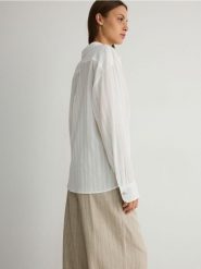 Koszula oversize z bawełny - złamana biel. Koszule damskie Reserved, l, bez wzorów, z bawełny, bez kołnierzyka, bez ramiączek. W wyprzedaży za 39.99 zł.