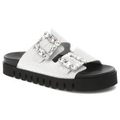 Klapki damskie Chebello, skórzane plecione z ozdobnymi klamrami na grubej podeszwie profilowane, białe, S390-4688. Białe klapki damskie CheBello, bez wzorów, bez obcasa, bez zapięcia. Za 369.00 zł.