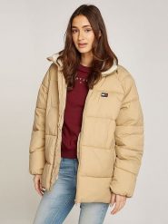 TOMMY JEANS Kurtka zimowa w kolorze beżowym rozmiar: M. Brązowe kurtki damskie Tommy Jeans, na zimę, m, bez wzorów, z jeansu, bez kaptura. Za 386.53 zł.