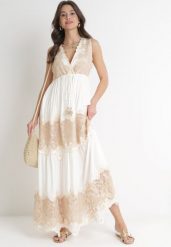Biała Rozkloszowana Sukienka z Koronką i Ozdobnymi Pomponami Dorira. Białe sukienki damskie Born2be, z aplikacjami, z koronki, bez ramiączek. Za 379.99 zł.