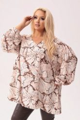 Oversize'owa tunika Amalia - subtelna elegancja w odcieniach beżu z nutą natury PLUS SIZE XXL. Tuniki damskie Moda Size Plus Iwanek, na co dzień, plus size, bez wzorów, z elastanu, eleganckie, bez kołnierzyka, bez ramiączek. Za 239.90 zł.