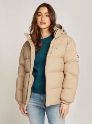 TOMMY JEANS Kurtka zimowa w kolorze beżowym rozmiar: 3XL. Brązowe kurtki damskie Tommy Jeans, na zimę, xl, bez wzorów, z jeansu, bez kaptura. Za 505.13 zł.