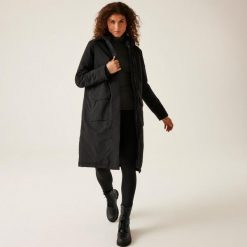 Kurtka przeciwdeszczowa z kapturem damska Regatta Yarli. Czarne kurtki damskie Regatta, na zimę, bez wzorów, z kapturem. Za 399.99 zł.