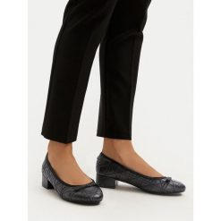 Czółenka Steve Madden. Czarne czółenka damskie Steve Madden, bez wzorów, bez obcasa. Za 241.99 zł.