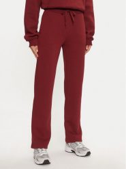 Gina Tricot Spodnie dresowe Basic 21183 Czerwony Relaxed Fit. Czerwone spodnie dresowe damskie Gina Tricot, xxs, bez wzorów, z dresówki. Za 79.99 zł.