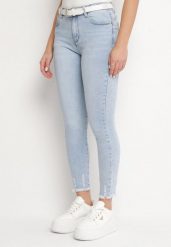 Jasnoniebieskie Jeansy o Dopasowanym Kroju z Efektem Push Up i Przetarciami Talzeri. Niebieskie jeansy damskie Born2be, bez wzorów, z jeansu. Za 109.99 zł.