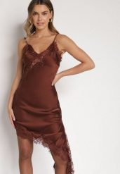 Brązowa Asymetryczna Sukienka z Satyny Ozdobiona Koronką Monivea. Brązowe sukienki damskie Born2be, z aplikacjami, z koronki, klasyczne, bez ramiączek. Za 129.99 zł.
