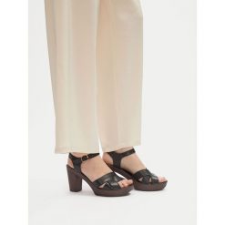 Sandały Lasocki. Czarne sandały damskie Lasocki, bez wzorów, bez obcasa, na słupku, bez zapięcia. Za 179.99 zł.