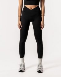 Damskie legginsy z kopertowym wysokim stanem, bez przedniego szwu – czarny. Czarne legginsy damskie AESTHETIC WOLF, s, bez wzorów, z materiału. Za 269.99 zł.