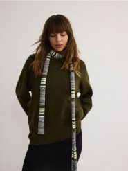 Wzorzysty szalik - wielobarwny. Szaliki damskie Reserved, bez wzorów. W wyprzedaży za 17.99 zł.