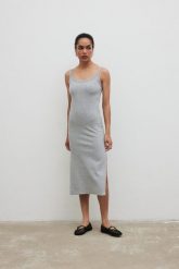 Sukienka na ramiączkach z prążkowanej dzianiny w kolorze GREY MELNAGE- CARMEN-XS/S. Szare sukienki damskie Marsala, bez wzorów, z bawełny, bez ramiączek. W wyprzedaży za 153.93 zł.