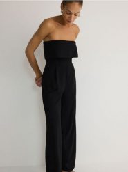 Kombinezon bez rękawów - czarny. Czarne kombinezony damskie Reserved, l, bez wzorów, z tkaniny, bez kołnierzyka, bez ramiączek. W wyprzedaży za 89.99 zł.