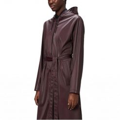 Kurtka RAINS A LINE LONGER W JACKET W3 Bordeaux. Czerwone kurtki damskie Rains, bez wzorów, z syntetyku, bez kaptura. Za 527.10 zł.