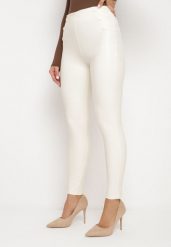 Białe Legginsy z Ekoskóry z Guzikami Wysokim Stanem i Gumką w Talii Sintheria. Białe legginsy damskie Born2be, l, z aplikacjami, z jeansu. Za 59.99 zł.