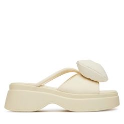 Klapki GOE. Białe klapki damskie GOE, bez wzorów, bez obcasa, bez zapięcia. Za 229.99 zł.