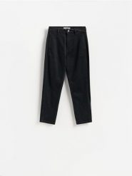 Jeansy chino z paskiem - czarny. Czarne jeansy damskie Reserved. Za 129.99 zł.