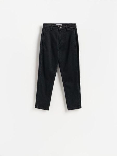 Jeansy chino z paskiem - czarny. Czarne jeansy damskie Reserved. Za 129.99 zł.