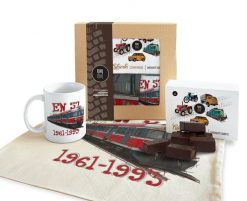 EN57 Regio — paczka (Zawartość paczki: koszulka - torba - kubek - słodycze; Rozmiar koszulki / bluzy: XXL (damska); Kolor koszulki / bluzy: biały; Rod. Białe koszulki damskie nikiniki, s, bez wzorów, z bawełny, bez kołnierzyka, bez ramiączek. Za 169.00 zł.