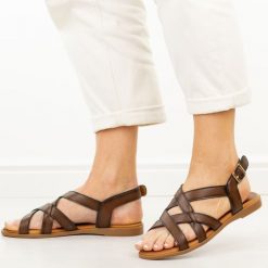 Brązowe skórzane płaskie sandały damskie Cambell 19393. Brązowe sandały damskie Cambell, bez wzorów, z jeansu, bez obcasa, na płaskiej podeszwie, bez zapięcia. Za 219.00 zł.