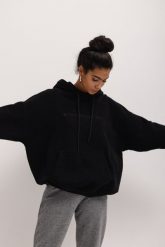 Bluza z kapturem oraz HAFTEM w kolorze TOTALLY BLACK - GARSON-UNI. Czarne bluzy damskie Marsala, bez wzorów, z bawełny, z kapturem. Za 329.90 zł.