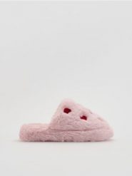 Miękkie kapcie z motywem serca - pastelowy róż. Czerwone kapcie damskie Reserved. Za 89.99 zł.