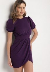 Fioletowa Dopasowana Sukienka Ozdobiona Marszczeniem Iffovia. Fioletowe sukienki damskie Born2be, bez wzorów, eleganckie, bez ramiączek. Za 129.99 zł.