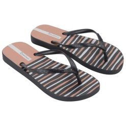 Japonki Ipanema Classic Happy Xii Fem 83582 AW917 czarne. Czarne klapki damskie bez wzorów, z materiału, bez obcasa, bez zapięcia. Za 130.93 zł.