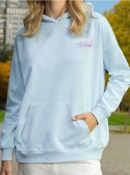 Bluza hoodie z napisem na plecach - błękitny. Niebieskie bluzy damskie Sinsay, l, bez wzorów, bez kaptura. W wyprzedaży za 29.99 zł.