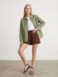 Szorty z wiskozą i domieszką lnu z naszywanymi kieszeniami - beżowy. Brązowe spodenki sportowe damskie Sinsay, l, bez wzorów, z wiskozy. Za 39.99 zł.