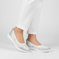 Półbuty damskie S.Barski, cholewka skóra naturalna perforowana z metalicznym wykończeniem fason wsuwany niski krój zaokrąglony nosek, elastyczna kons. Białe półbuty damskie S.BARSKI, bez wzorów, ze skóry, bez obcasa, na płaskiej podeszwie, bez zapięcia. Za 139.00 zł.