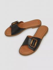 S.Oliver Klapki w kolorze czarnym rozmiar: 40. Czarne klapki damskie S.Oliver, bez wzorów, z otwartym noskiem, bez obcasa, bez zapięcia. Za 148.96 zł.