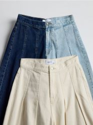 Jeansy wide leg z zakładkami - niebieski. Niebieskie jeansy damskie Reserved. W wyprzedaży za 89.99 zł.