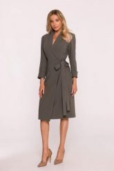Elegancka sukienka ołówkowa kopertowa z wiązaniem khaki. Brązowe sukienki damskie Stylove, bez wzorów, biznesowe, bez ramiączek. Za 449.00 zł.