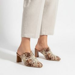 Klapki damskie Hispanitas, cholewka ze skóry ekologicznej z dekoracyjnym ażurowym wzorem otwarta konstrukcja wsuwana forma stabilny obcas typu słupek. Brązowe klapki damskie Hispanitas, w ażurowe wzory, ze skóry ekologicznej, z otwartym noskiem, bez obcasa, na obcasie, bez zapięcia. Za 589.00 zł.