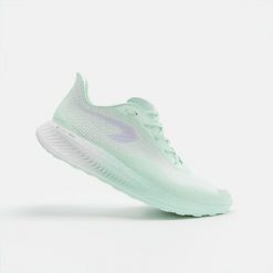 Buty do biegania damskie Kiprun KD500 3. Fioletowe obuwie sportowe damskie KIPRUN, z kauczuku, bez zapięcia, do biegania. W wyprzedaży za 249.99 zł.