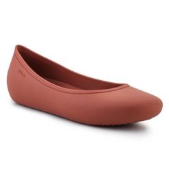 Buty Crocs Brooklyn Flat 209384-2DT czerwone. Czerwone balerinki damskie bez wzorów. Za 302.18 zł.