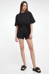 Spodenki damskie ARMANI EXCHANGE. Szorty damskie Armani Exchange, bez wzorów. W wyprzedaży za 359.20 zł.